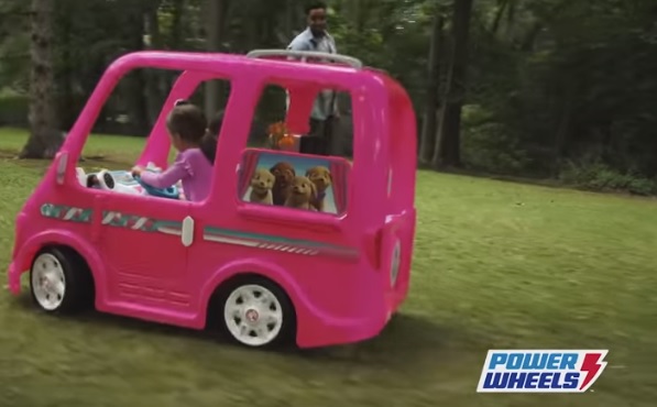 Videó – Beragad a gáz a Barbie-autón, ezért visszahívják