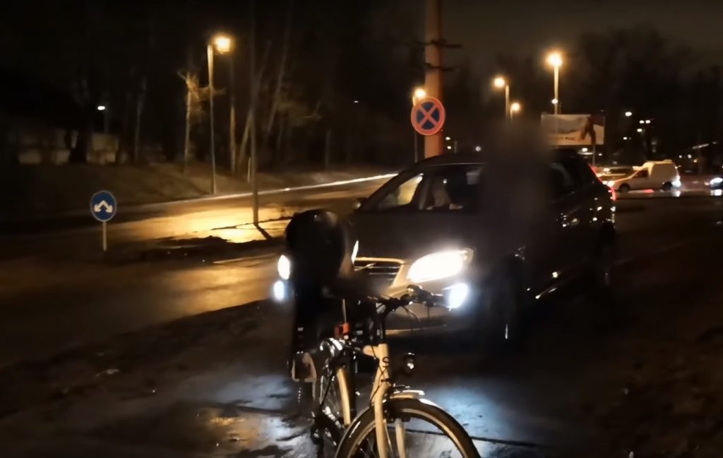 VIDEÓ: Laci „beleállt” a szabálytalan autósokba, akik kerékpárúton közlekednek, parkolnak