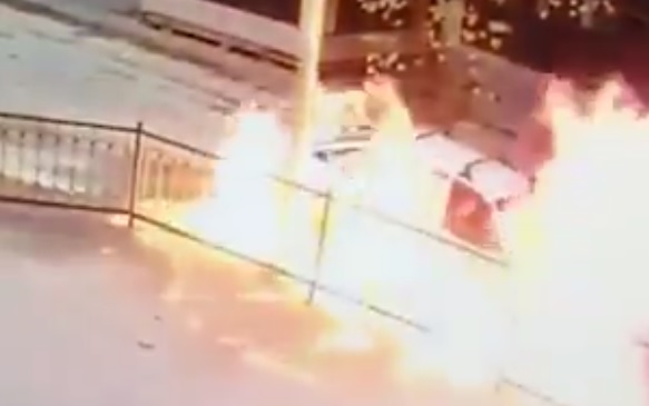 Videó – Korlátnak hajtott majd kigyulladt az autója