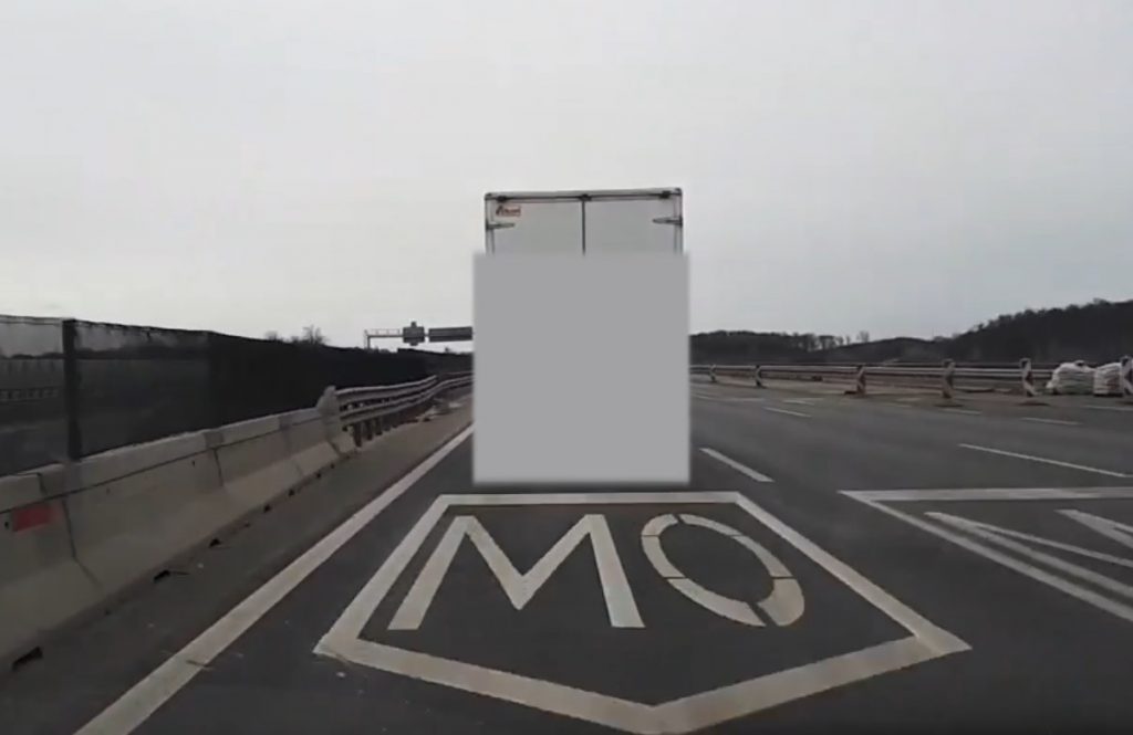 VIDEÓ: Ez most komoly? Teherautós szivatás az M0-son