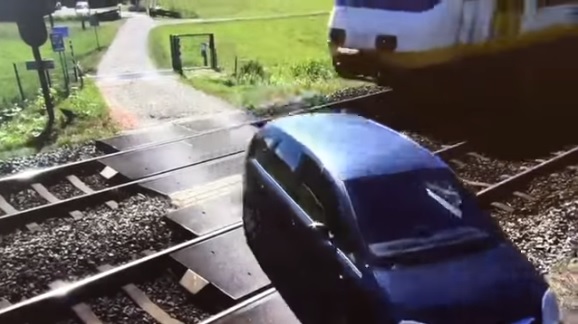 Videó – Egy hajszálon múlt, majdnem elkapta a vonat az autóst