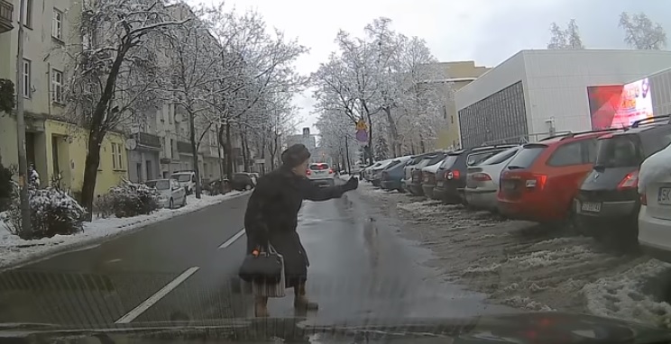 Videó – Segíteni próbált, de sajnos csak egy vicces mutogatás lett a végeredmény