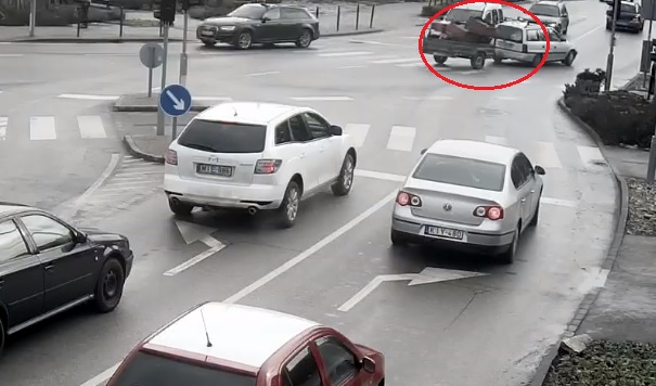Videó – Útra borult egy bútor az utánfutóról, verset írtak róla a budakalászi rendészek