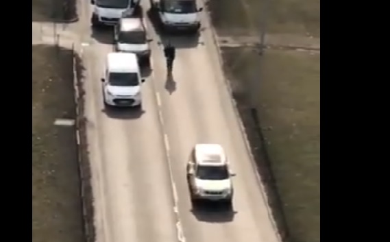 Videót kaptunk! Lövések a fővárosban. Így menekült meg a fegyveres rab, majd később elfogták.