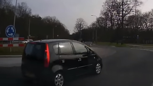 Videó –  Közel egy percen keresztül hátráltatta a szirénázó rendőrt az autós