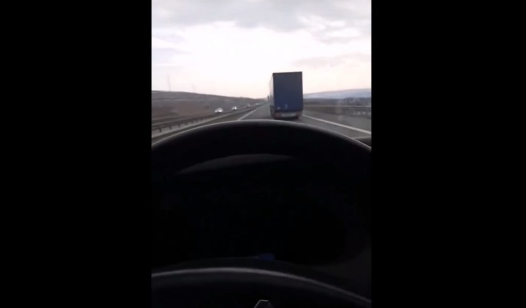 VIDEÓ: Újabb baleset a mobil miatt