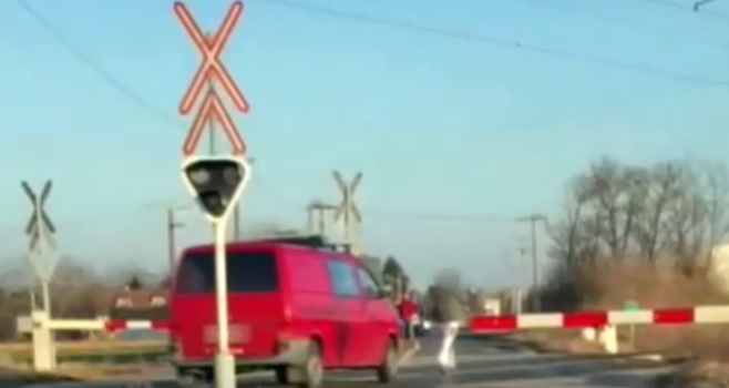 Videó – A zárt sorompót kikerülve hajtott át a síneken