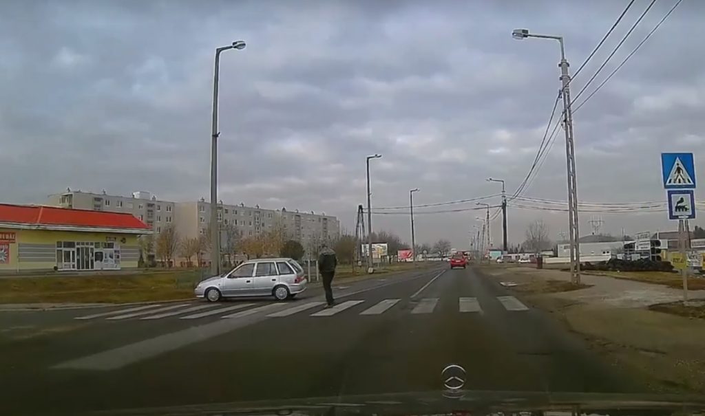 VIDEÓ: Zebrán átfutó gyalogos és a 180 fokot pörgő Suzuki