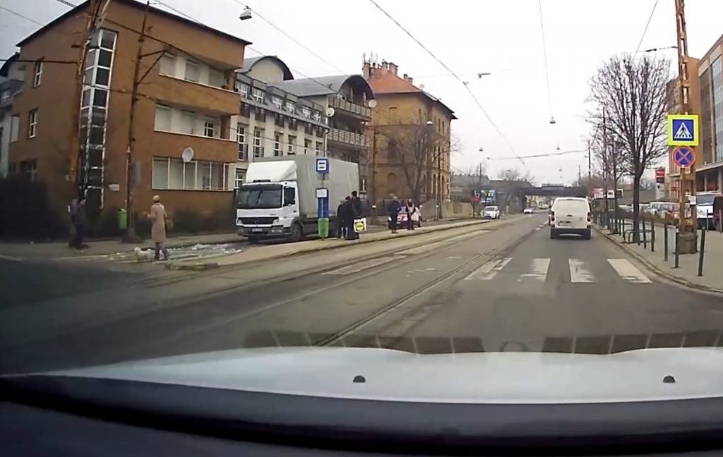 VIDEÓ: Kb. 1 méteren múlott, hogy nem a gyalogost verte nyakon a jég