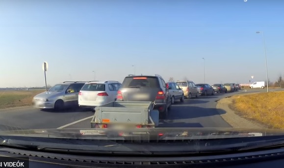 Videó – Át a záróvonalon, közel az ütközéshez – Újabb hajmeresztő előzés