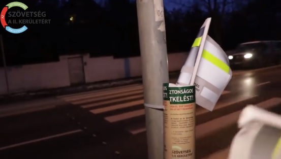 Videó – A zebrán ütötték el a 2. kerületi képviselőt és kislányát