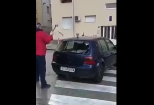 Videó – Zebrára parkolt a bunkó, olyan büntetést kapott, mint még soha senki