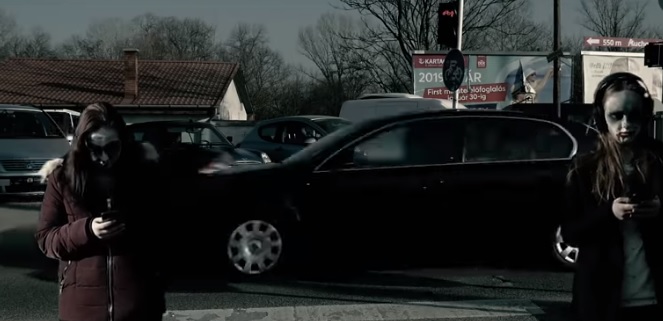 Videó – Mobilozó zombi gyalogosok, sokkoló videót adott ki a rendőrség
