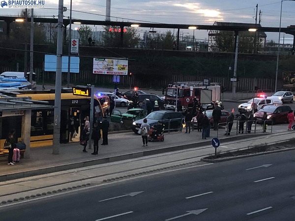 Fotó – Tűzoltóautó és személygépkocsi ütközött a 10. kerületben