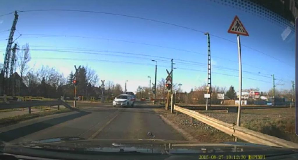 Döbbenet VIDEÓ: Tett rá, hogy csukva a sorompó. Előzött és áthajtott…