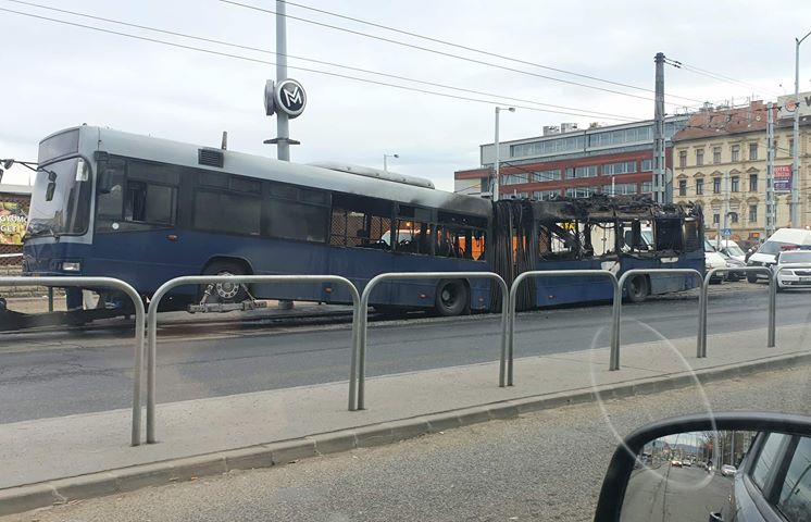 FOTÓK: „Szénné” égett egy busz a Stadionoknál ma reggel