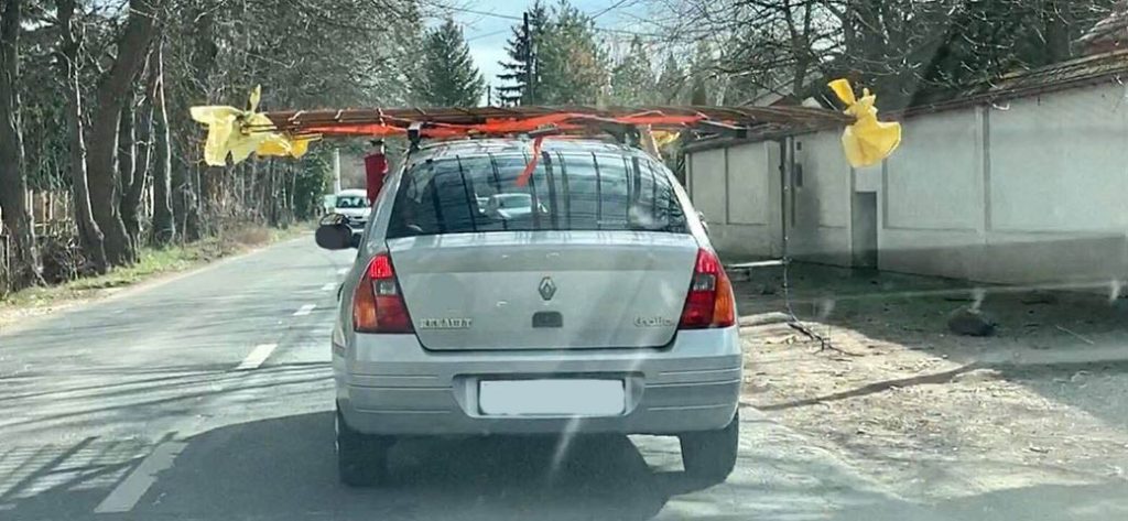 Fotó+Videó: Olyan szállítást örökített meg olvasónk a 2-es úton, hogy megkönnyeztük…