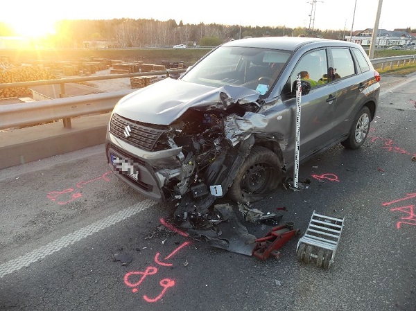 Két autót is összetört a részeg autós, majd továbbhajtott, de ott hagyta a rendszámtábláját a helyszínen