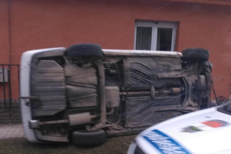 Árokba hajtott, majd egy ház falának ütközött egy autó Solymáron