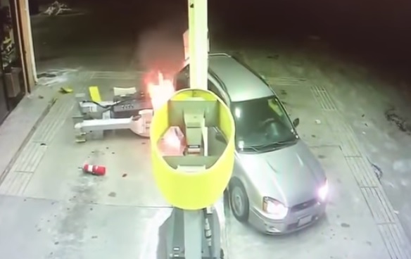 Videó – Pillanatok alatt lángba borult a benzinkút, miután nekitolatott az autós