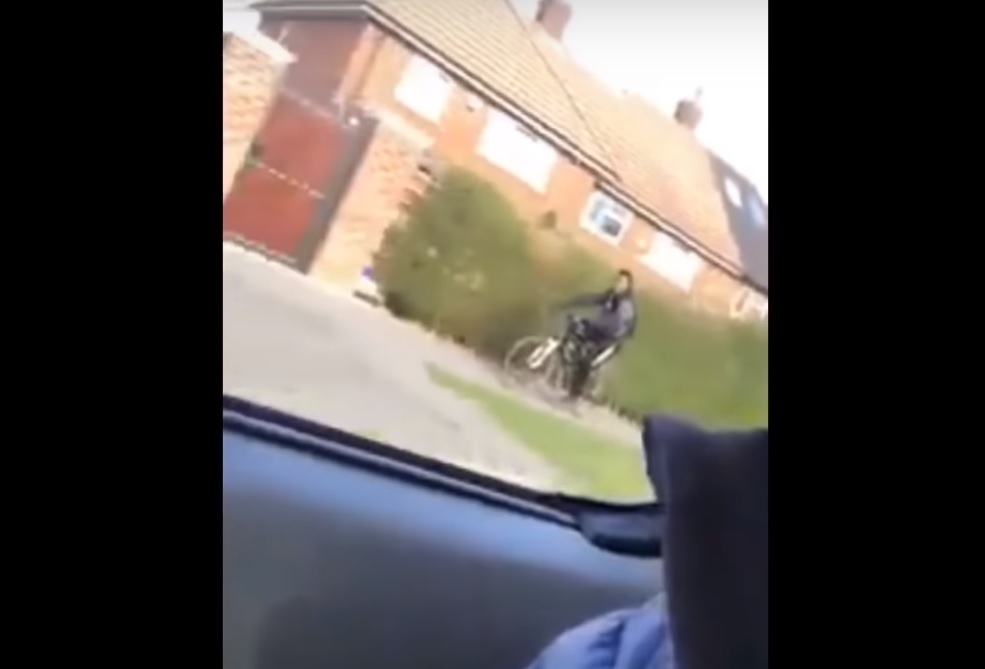 Videóra vette az autós, ahogy szándékosan balesetet okoz egy biciklissel!