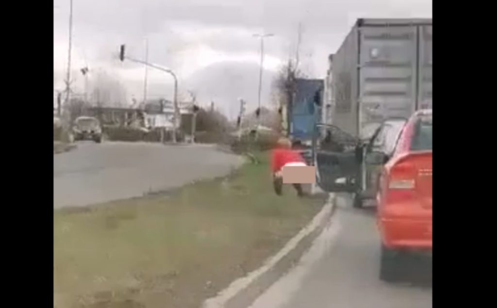 VIDEÓ: Gondolt egyet és könnyített magán a hölgy Csepelen, a pirosnál