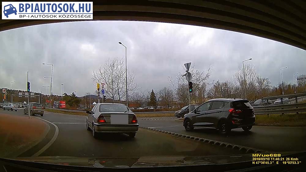 VIDEÓK: Még mindig sokan bénáznak, az egyébként tök jó budakalászi „körforgóban”