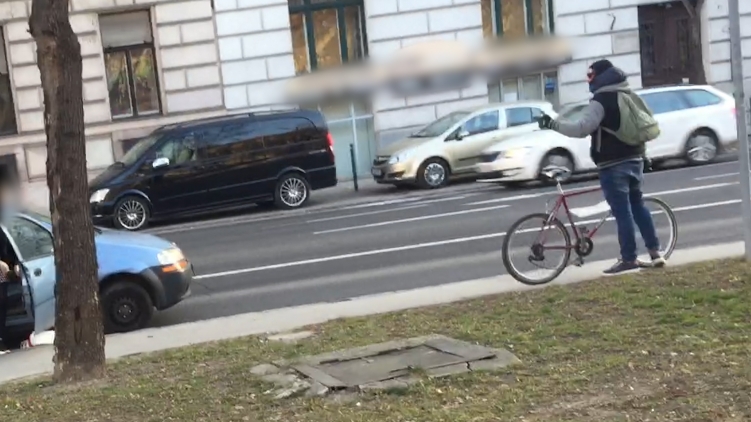 Videó – Szándékosan rongált autót a dühös bringás, keresi a rendőrség