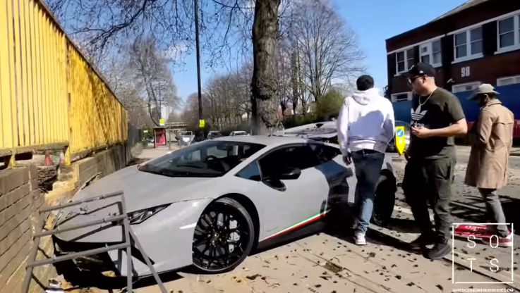Videó – Menőzni akart a több mint 90 millióba kerülő Lamborghinivel, pillanatok alatt összetörte