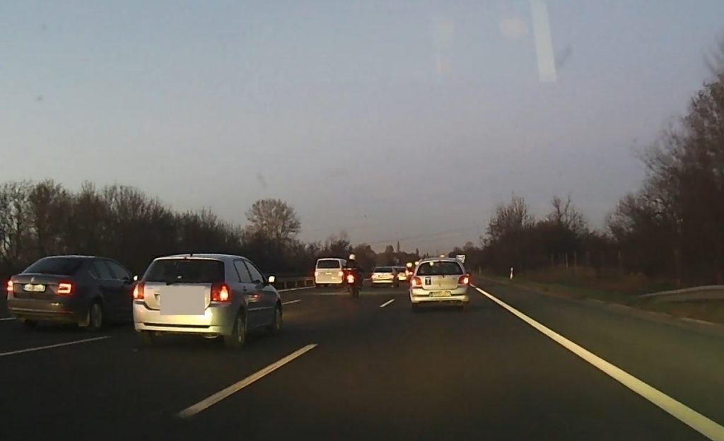 VIDEÓ: EZ A TITOK? Úgy kell menni a leállósávban, mintha a világ legtermészetesebb dolga lenne?