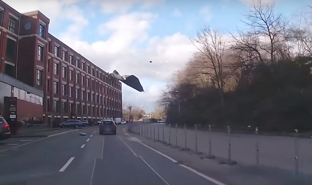 MEGAPARA: Dashcam rögzítette, ahogy letépi a szél a tetőt