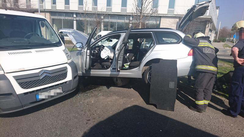 Fotók – Mindenen áthajtott az autós, majd egy kisbuszba csapódott a Rákóczi hídnál