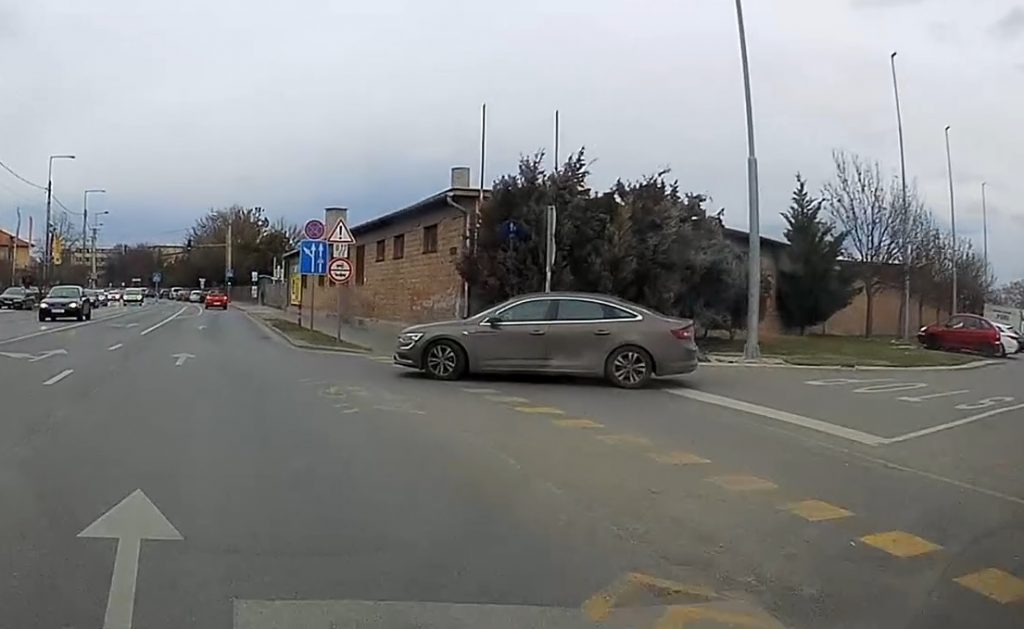 VIDEÓ: Látszólag megadom az elsőbbséget, aztán kihajtok