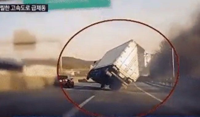 Videó – Akkorát mentett ez a teherautós, hogy olyan nincs is