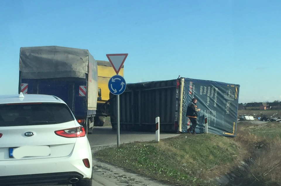FOTÓK: Kamion borult fel és állványzat dőlt össze az óriási szél miatt