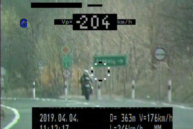 90 km/h megengedett legnagyobb sebesség helyett 204 km/h-val száguldott el a  motoros a traffipax előtt