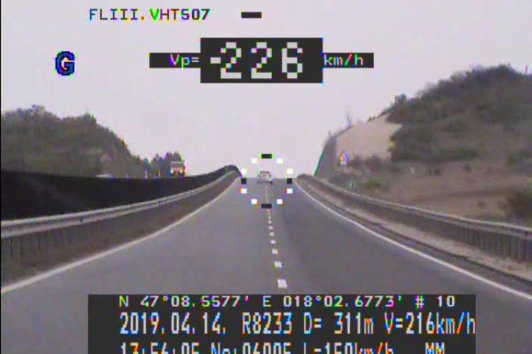 Jogosítvány nélkül 110 helyett 226 km/h-val közlekedett