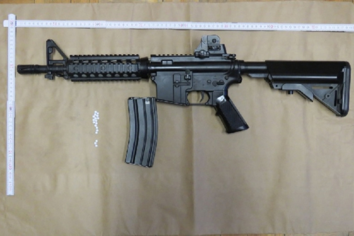 Airsoft gépkarabéllyal lövöldöztek egy autóból
