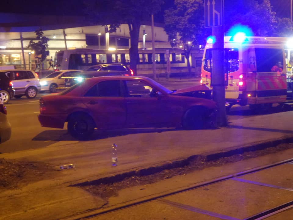 Fotók: Oszlopnak ütközött egy autó a Kerepesi úton