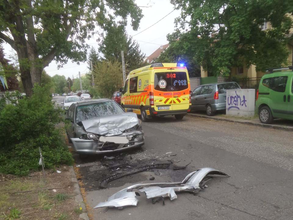 Fotók: Parkoló autóba rohant frontálisan a Seat