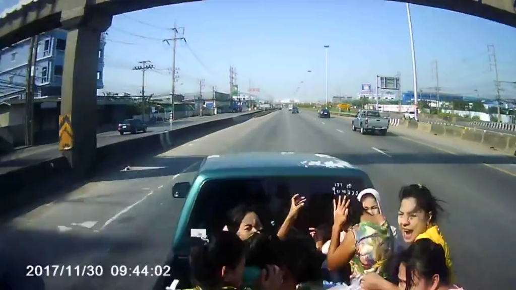 Videó – Pickup platóján utaztak – pont az történt, ami miatt ezt tiltják