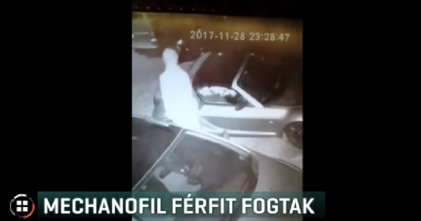 Videó – Autókat hágott meg egy férfi Pécsen