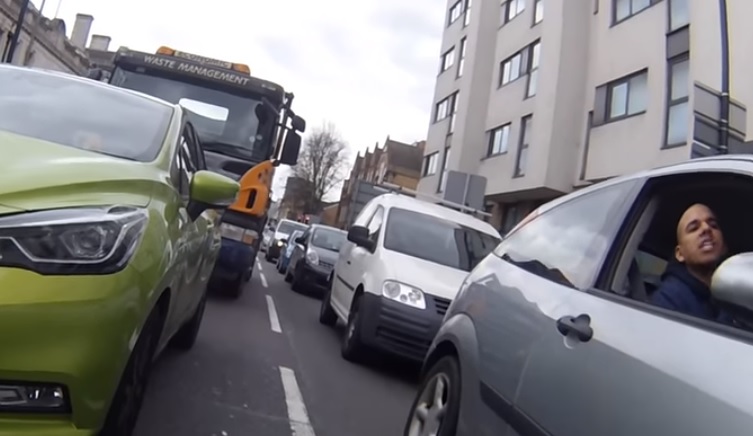 Videó – Beszólt a bringásnak majd szándékosan el is ütötte, mert az nem húzódott le eléggé