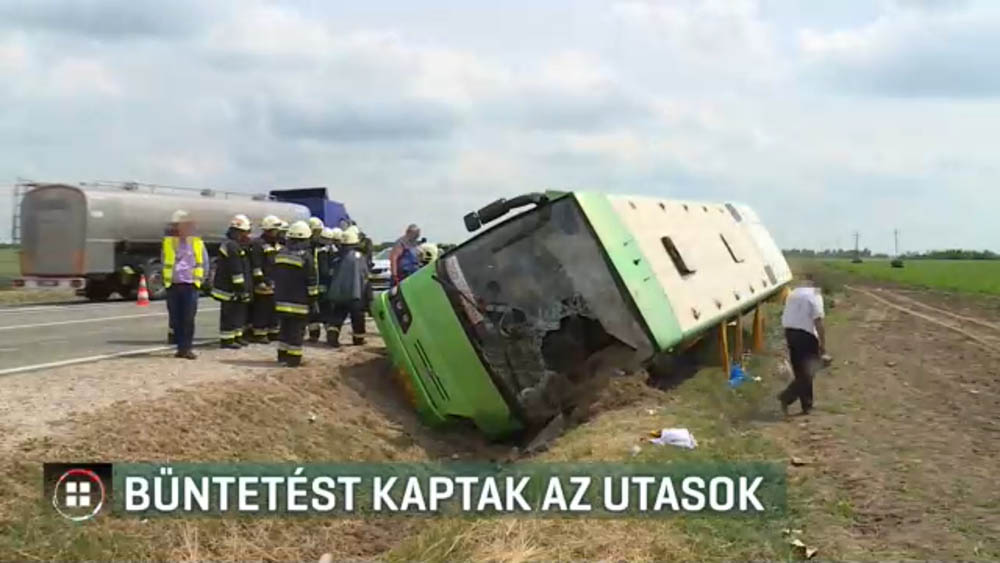 15 ezer forintra büntették az árokba borult busz utasait