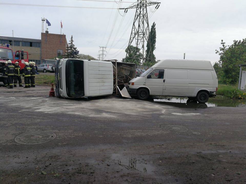 Fotók – Fémhulladékot szállító kisteher és vonat ütközött Csepelen