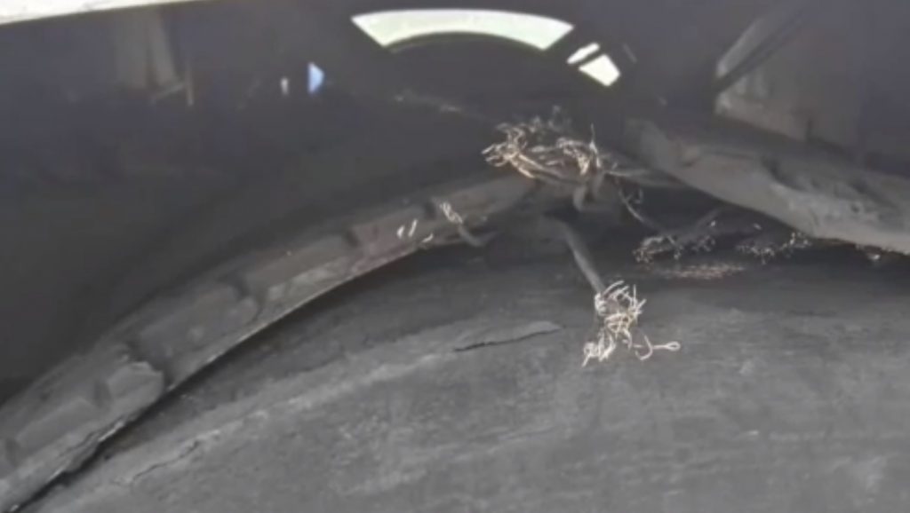VIDEÓ: Szakadt gumis busszal utaztattak diákokat úszásoktatásra