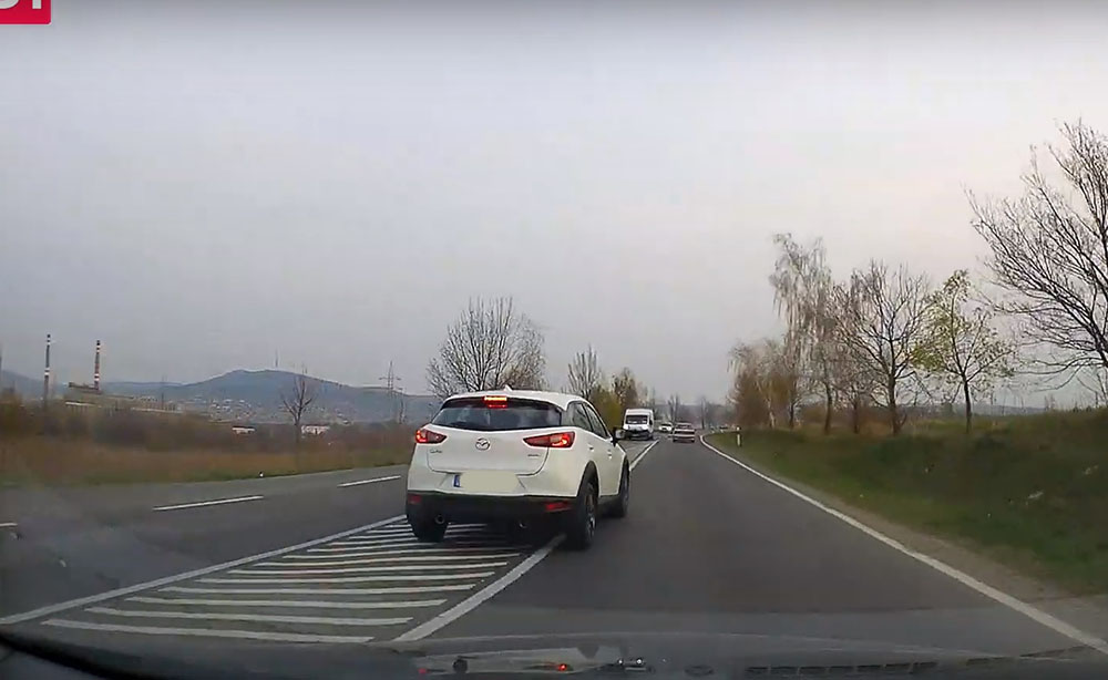VIDEÓ: Újabb életveszélyes előzés, amit dashcam rögzített
