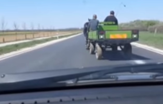Videó: A forgalommal szemben haladt egy lovaskocsi a 88-as főúton