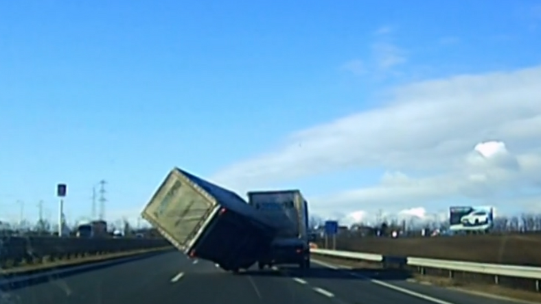 Videó – Felborított a szél egy pótkocsit az M7-esen
