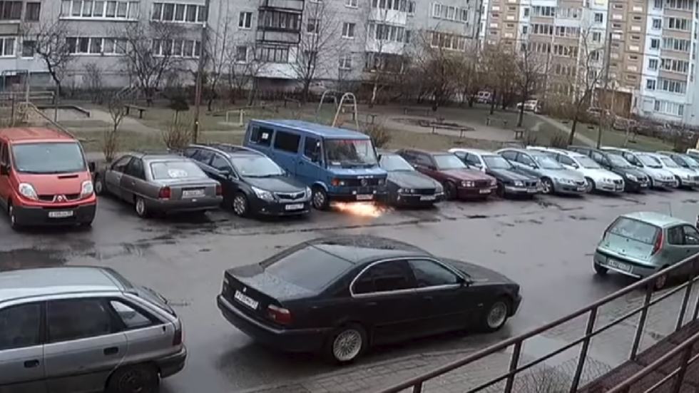 Videó – Az autobotok már Oroszországban vannak – Beindult, majd nekiment egy autónak a sofőr nélküli kisbusz
